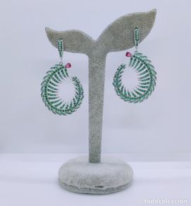 Joyeria: Impresionantes pendientes de lujo chapados en oro blanco de 18k, pave de esmeraldas y rubís creados.